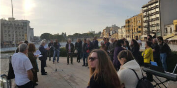 Şairlerden iki toplumlu yürüyüş