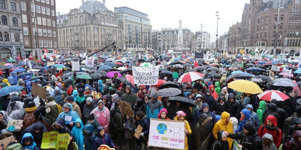 Amsterdam’da 40 bin kişi iklim için yürüdü