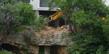 Girne’de tarihi yapı üzerinde kazı