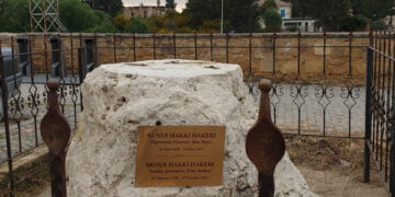 Bener Hakkı Hakeri heykeli nerede?