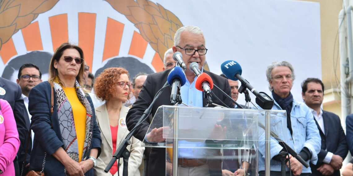 “Bu ülke ne petrol şirketlerinin ne de askeri üstleri olan emperyal ülkelerindir. Bu ülke bizimdir.”