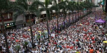 Hong Kong’da yüz binler sokakta