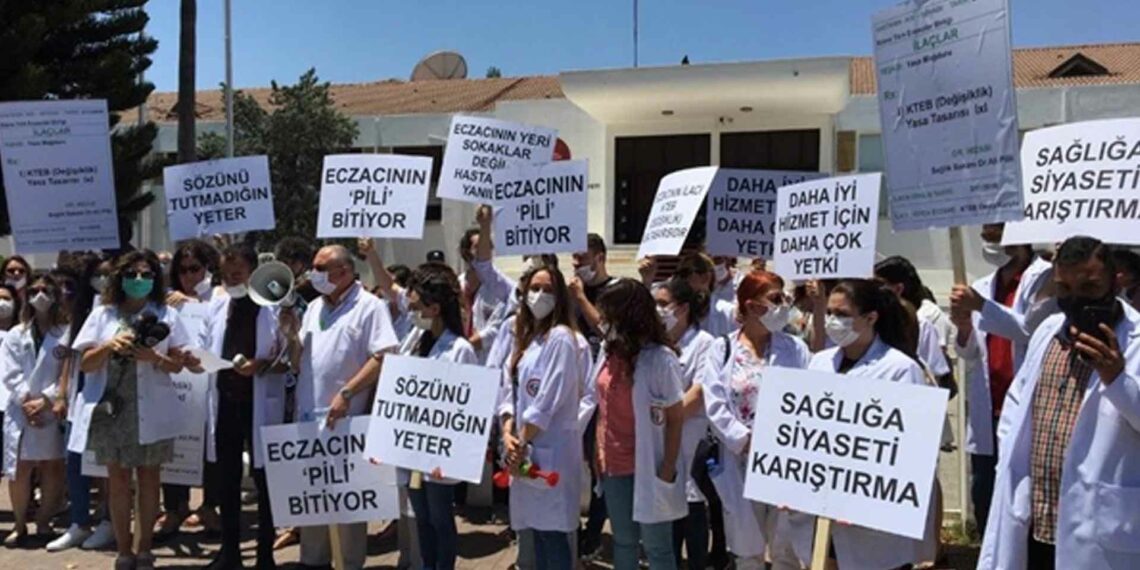 Eczacılar, meclis önünde eylem yaptı