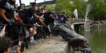 İngiltere’de heykeller yıkılıyor! Köle tacirinin ardından Churchill