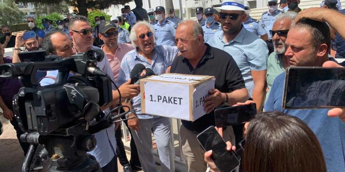 Lefkoşa trafiği kilitlendi