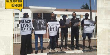 Kıbrıs’ın kuzeyindeki ırkçı uygulamalar meclis önünde protesto edildi