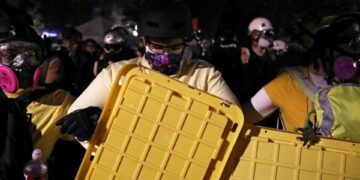 Emekli askerler protestoculara kalkan oldu: Polise karşı etten duvar ördüler