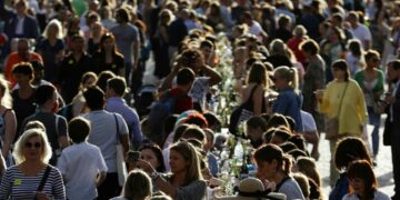 Çekya’da binlerce kişiyle ‘koronaya veda’ partisi