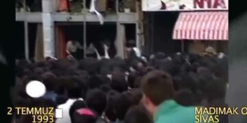 Türkiye’de görüşleri yüzünden aydınların yakıldığını unutma!