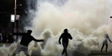 Sırbistan’da koronavirüs önlemleri protesto edildi