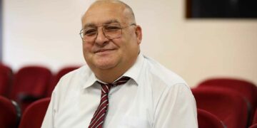 Öğrenciler adayı terk ediyor!