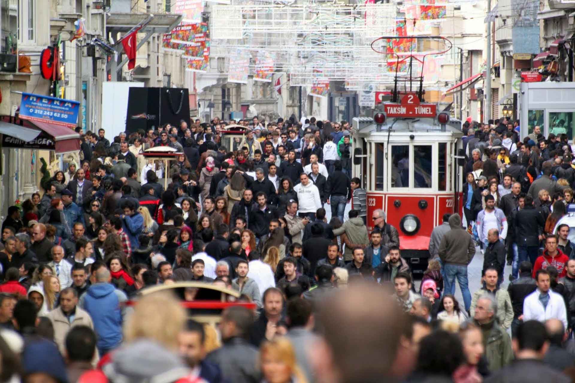 Люди живущие в стамбуле. Стамбул население. Население Стамбула 2022. Стамбул население 2021. Стамбул люди.