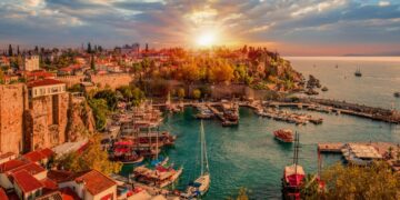 The Economist: Türkler eve kapandı, ülkenin keyfini turistler çıkarıyor