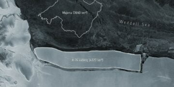 Antartika’da dünyanın en büyük buzdağı koparak denize sürüklendi