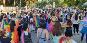 Meclis önüne Gökkuşağı Zinciri oluşturuldu