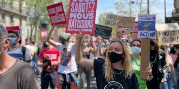 Paris’te çevreciler Macron’un iklim politikasını protesto etti