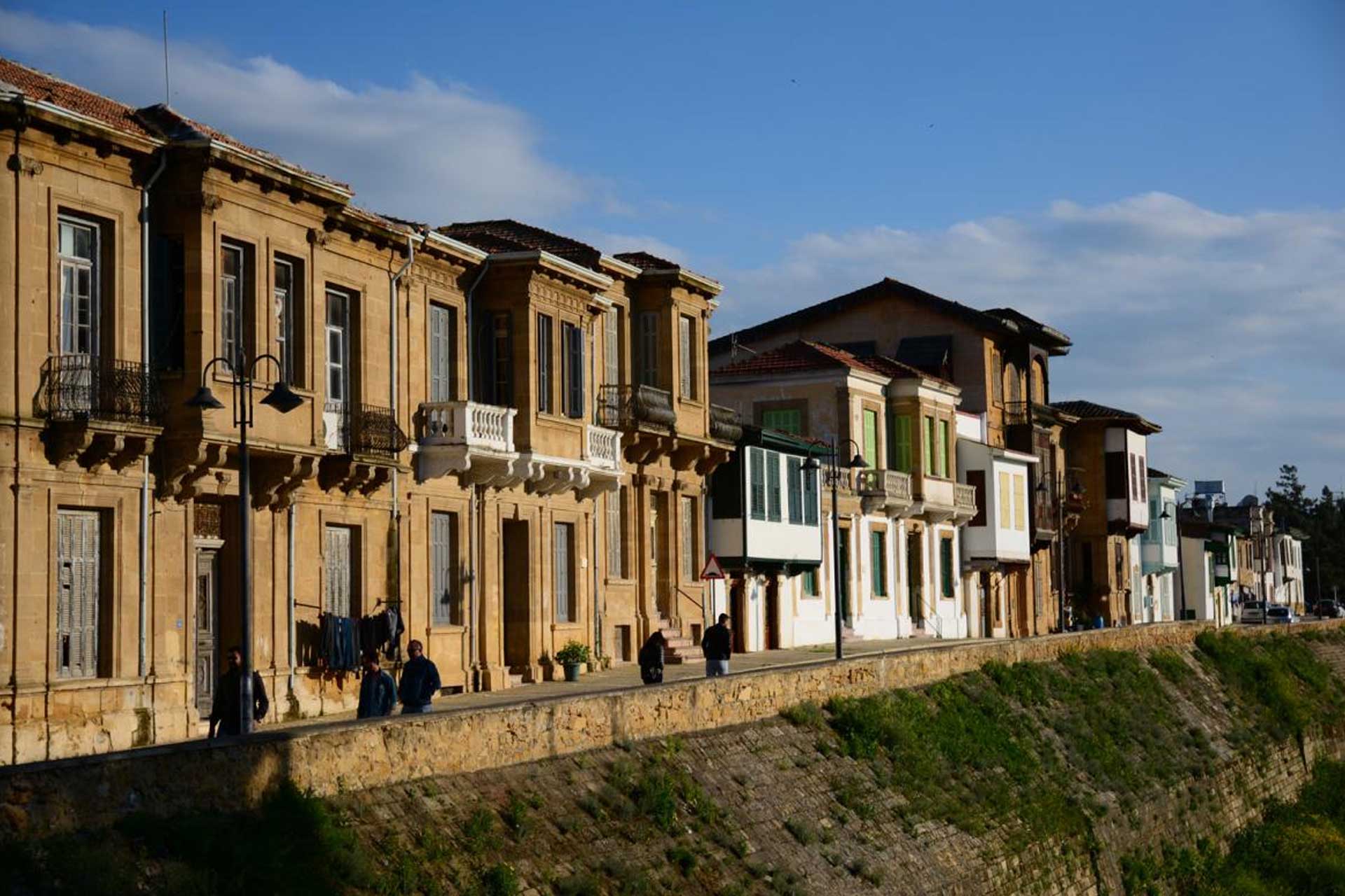 Тика на пробор. Никосия стена пограничная. Атик тика. Тика и лалатика. Индийские прически на длинные волосы.