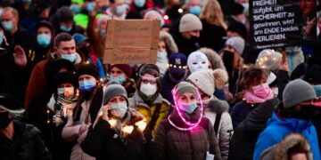 Almanya’nın birçok kentinde korona protestoları düzenlendi