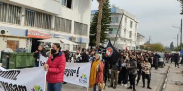 İlk isyan öğretmenden