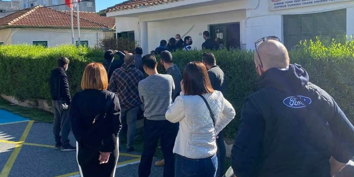 Ekmek kaygısı: Türk-Sen önünde uzun kuyruklar oluştu