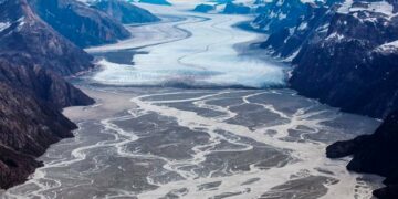 Eriyen dev buz dağından 152 milyar ton su yayıldı