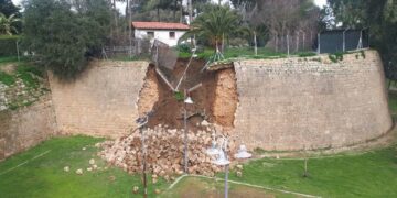 Lefkoşa’daki tarihi surlar çöktü