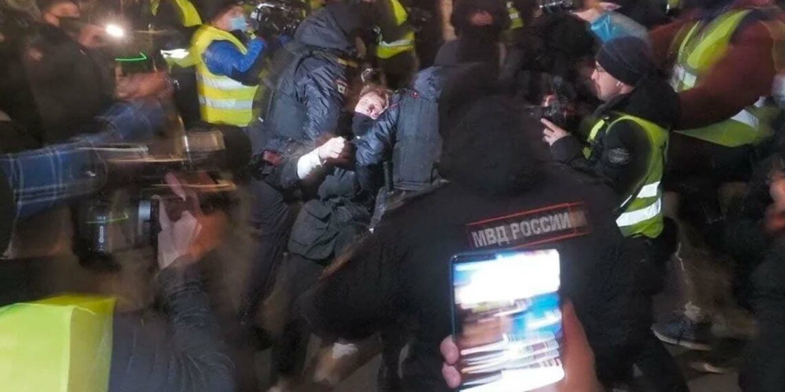 Rusya’daki savaş karşıtı eyleme polis müdahalesi