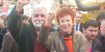 Dik durup, diklenen dizeler – Temel Demirer 