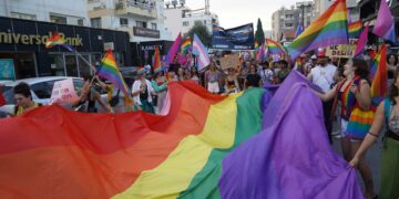 Benim cinsiyetim sizin nezdinizde makul bir zemine oturmak zorunda değil