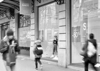 Fransa’da enerji krizi: Mağazalara ‘klima ve neon ışıklar’ talimatı