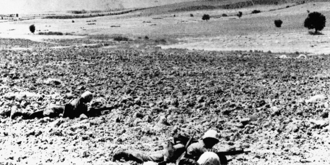 Penceremden Türk paraşütçülerini izliyorum – Pavlos Apostolidis