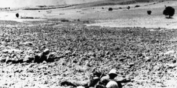 Penceremden Türk paraşütçülerini izliyorum – Pavlos Apostolidis