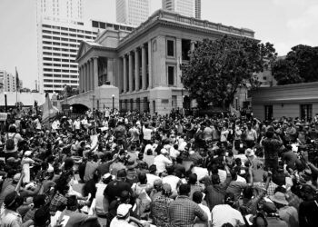 Halk sarayı bastı: İflasını açıklayan ülkenin cumhurbaşkanı kaçtı