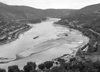 Ren Nehri kurudu: Nakliyeler yapılamıyor, balıklar sepetlerle kurtarılmaya çalışılıyor