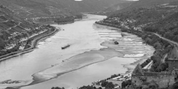 Ren Nehri kurudu: Nakliyeler yapılamıyor, balıklar sepetlerle kurtarılmaya çalışılıyor