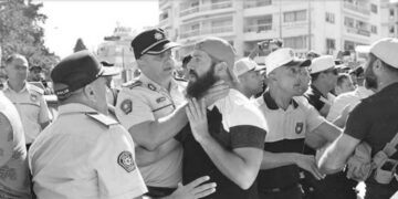 Polis şiddeti: Belediye emekçisinin boğazına sarıldılar