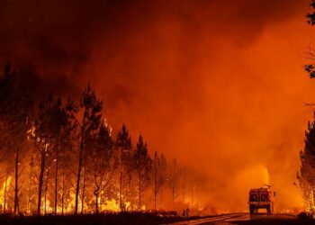 Fransa’da yangın nedeniyle binlerce insan tahliye edildi