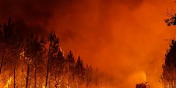 Fransa’da yangın nedeniyle binlerce insan tahliye edildi