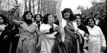 8 Mart 1979: Tahran’da yüz bini aşkın kadın örtünme zorunluluğuna karşı sokakları zapt etti