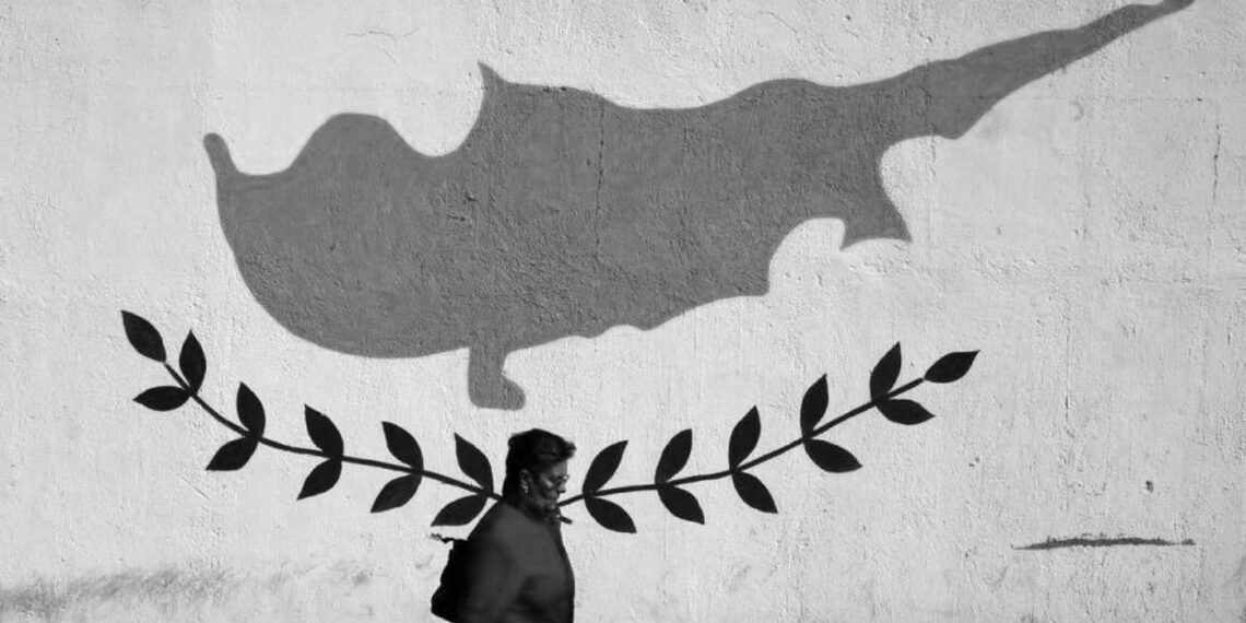 Ülkemden uzağım kendime yakın anne | Tüge Dağaşan