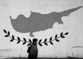 Ülkemden uzağım kendime yakın anne | Tüge Dağaşan