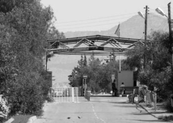 Düzensiz göçmen ticareti yaptığı iddia edilen bir polis tutuklandı