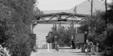 Düzensiz göçmen ticareti yaptığı iddia edilen bir polis tutuklandı