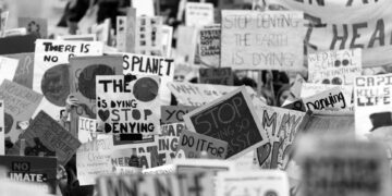 Afrikalı genç aktivistler Mısır’da düzenenlenecek COP27 görüşmelerine katılmak için mücadele ediyor