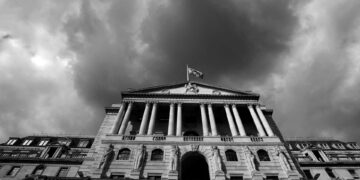 İngiltere’den 33 yılın en büyük faiz arttırımı