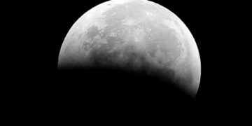 NASA, Ay’da insanların yaşaması için tarih verdi