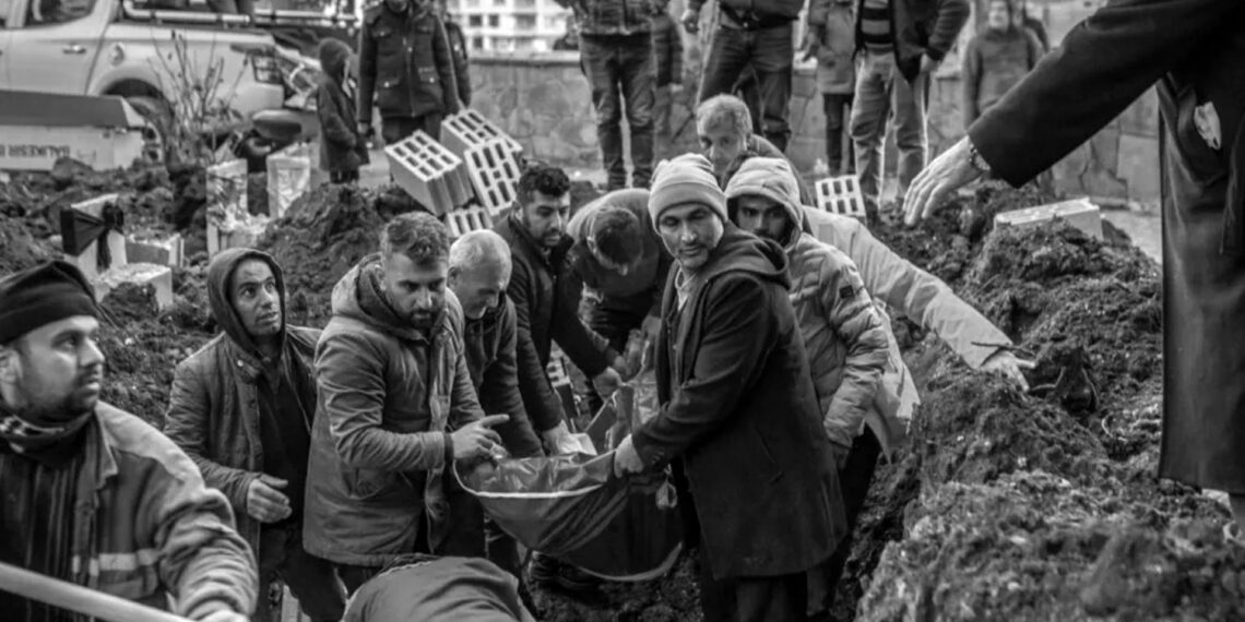 Korkmak için fazla kalabalığız | Ece Balekoğlu | Vesaire