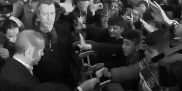 Erdoğan ‘helallik’ istediği Adıyaman’da para dağıtıp el öptürdü