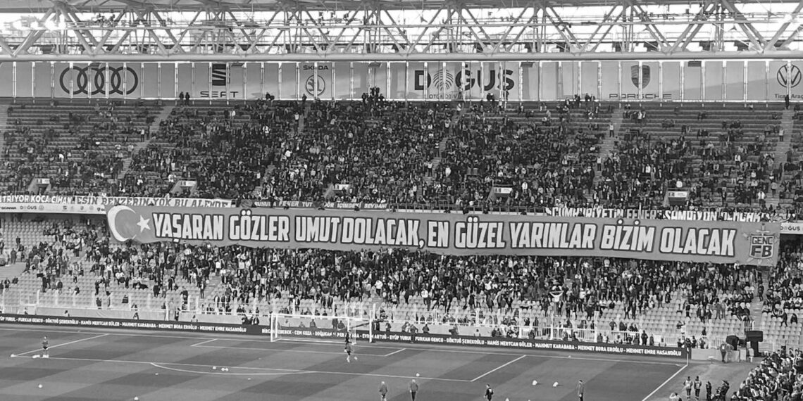 Fenerbahçe tribünlerinde “hükümet istifa” sloganları yükseldi!