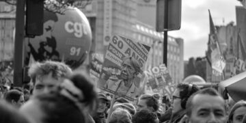 Fransa’da yüzbinler ‘emeklilik reformunu’ protesto etti